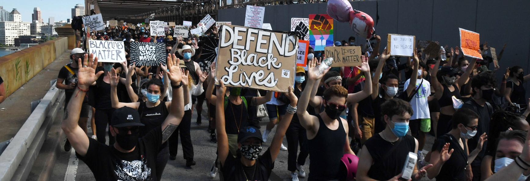 Manifestação política pacífica com cartazes de protesto em rua urbana