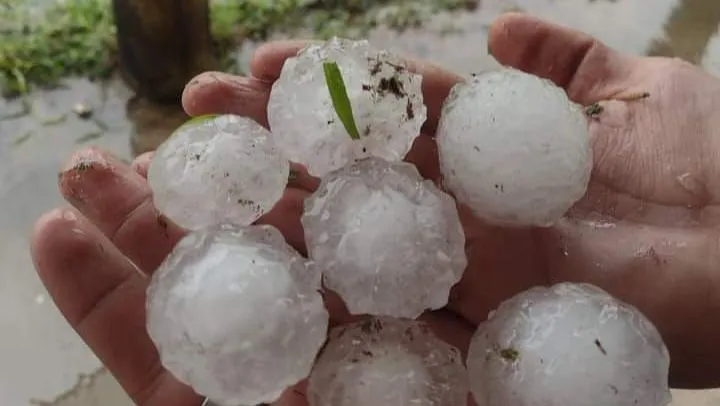 Pedras de granizo do tamanho de bolas de tênis registradas em Santa Catarina durante tempestade severa