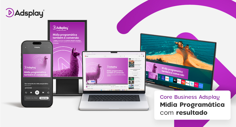 Mídia programática exibida em celular, notebook e televisão conectada, ilustrando a publicidade digital no Brasil
