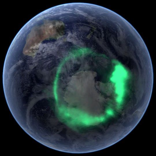 Aurora sobre a Antártida vista de satélite, fenômeno semelhante ao que ocorre no exoplaneta Beta Pictoris b