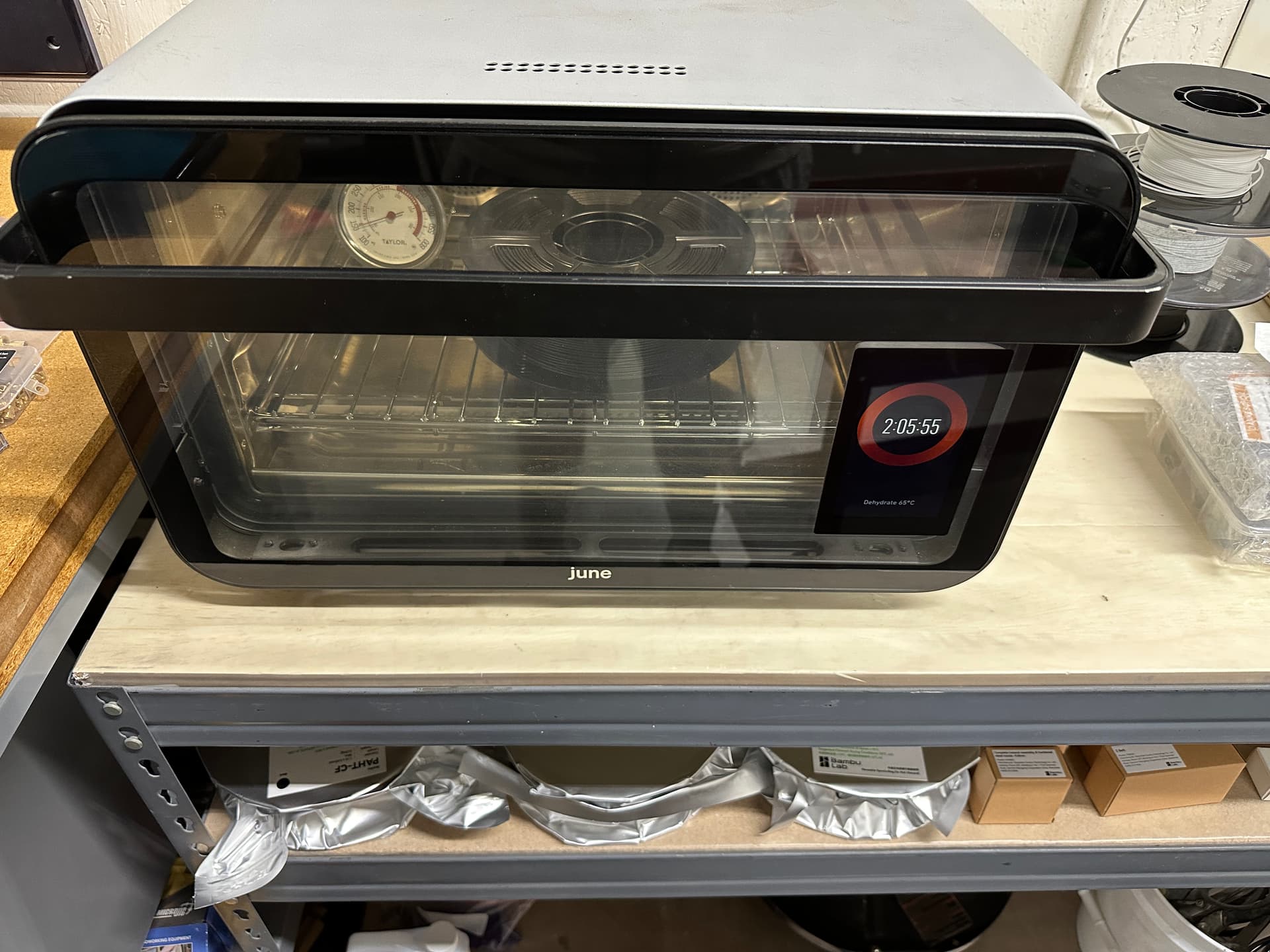 Forno de convecção sendo usado para secar filamentos 3D