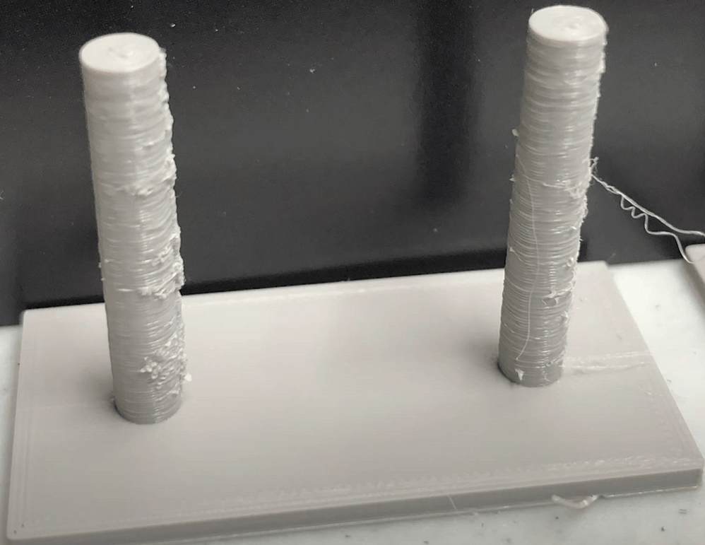 Exemplo de stringing em impressão 3D causado por filamento úmido