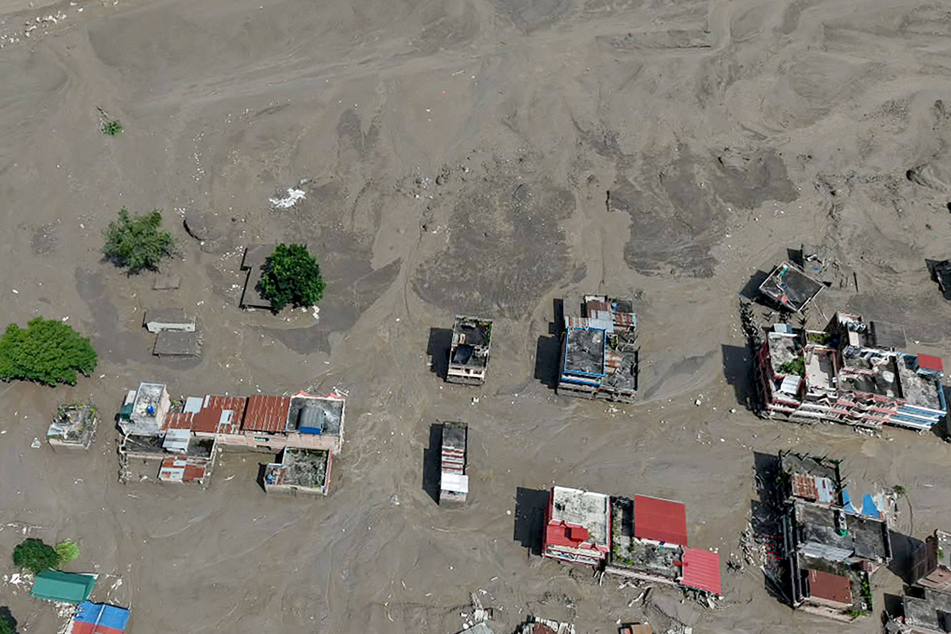 Casas submersas em lama apos enchente no Nepal