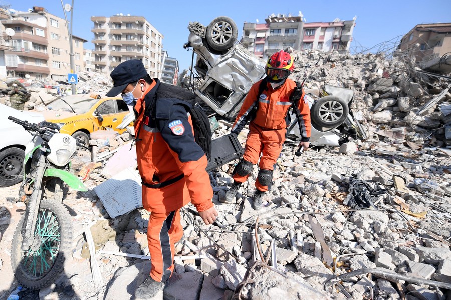 Equipes de resgate atuam em área destruída por terremoto