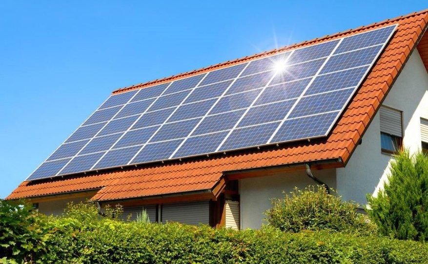 Instalación de paneles solares en techo residencial de AMBA
