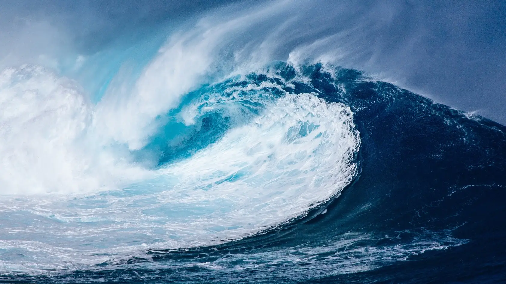 Onda gigante de tsunami se aproximando da costa