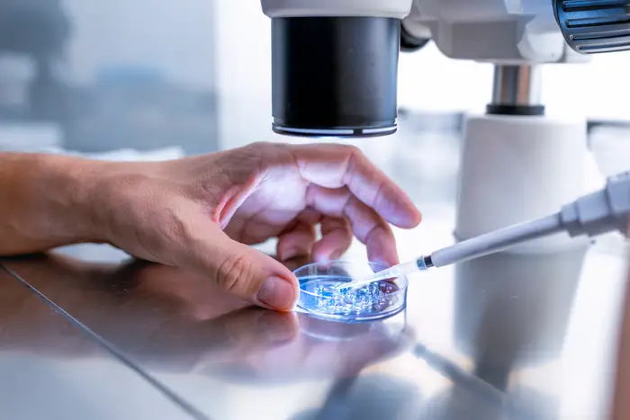 Pesquisa em laboratório com robótica avançada e inovação tecnológica na Magazine Luiza