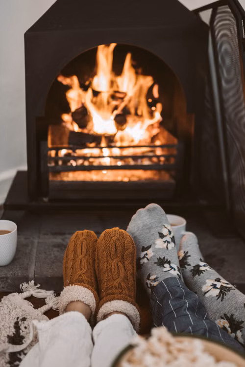 Intérieur chaleureux au coin du feu