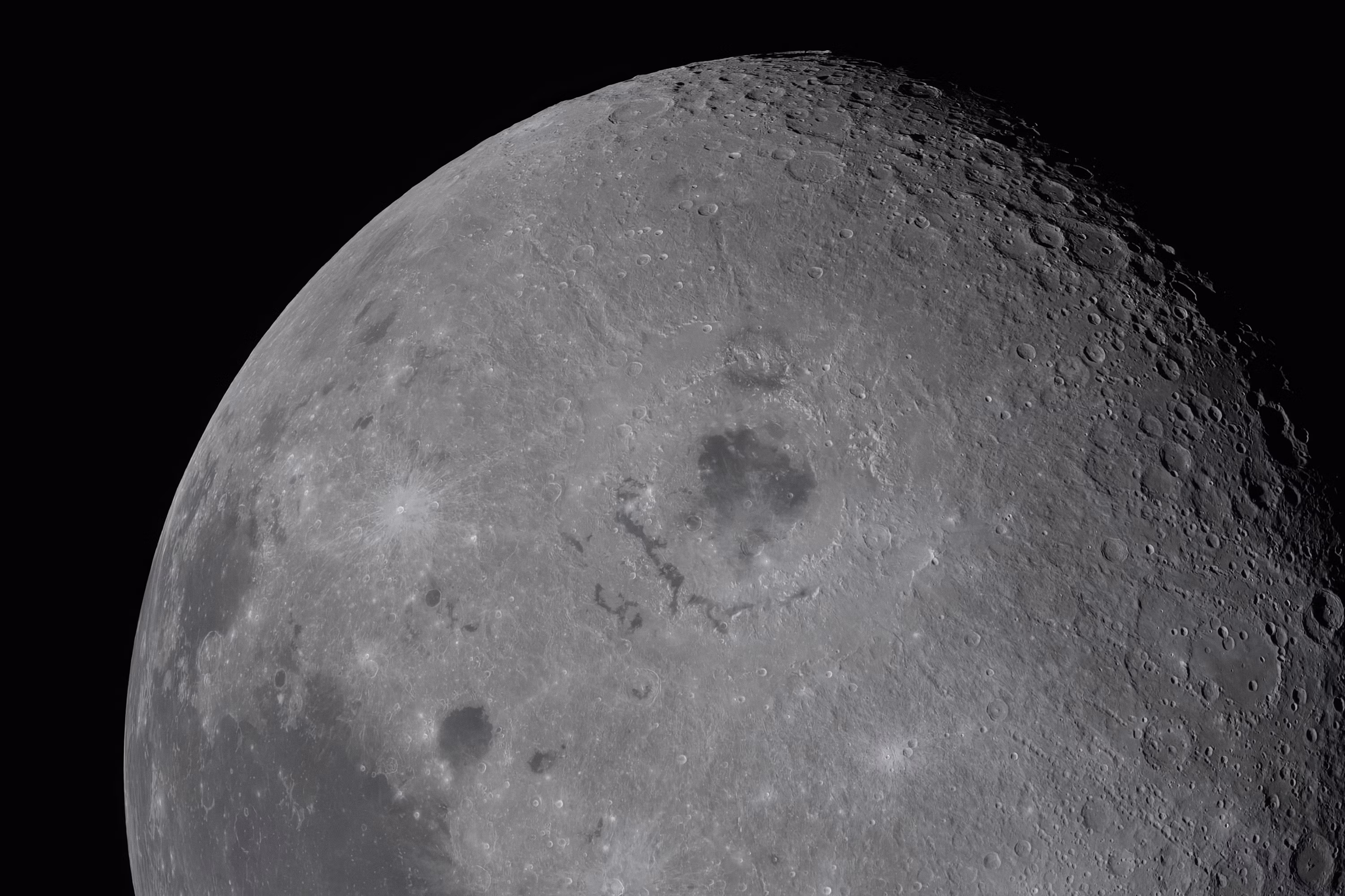 Close-up da superfície da Lua cheia mostrando crateras e mares lunares