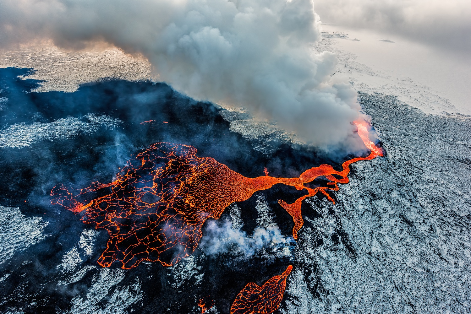Erupção vulcânica vista aérea com rios de lava