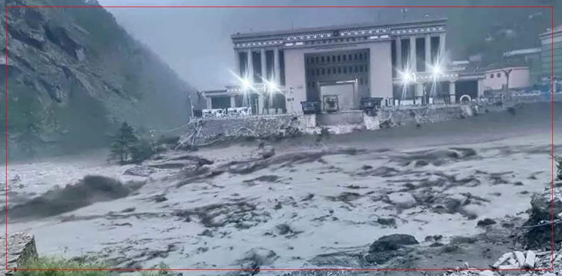 Posto de fronteira de Gyirong destruido pela enchente no Nepal