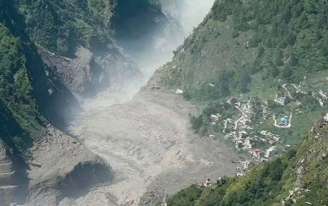 Avalanche de gelo e rocha desce encosta montanhosa no Nepal
