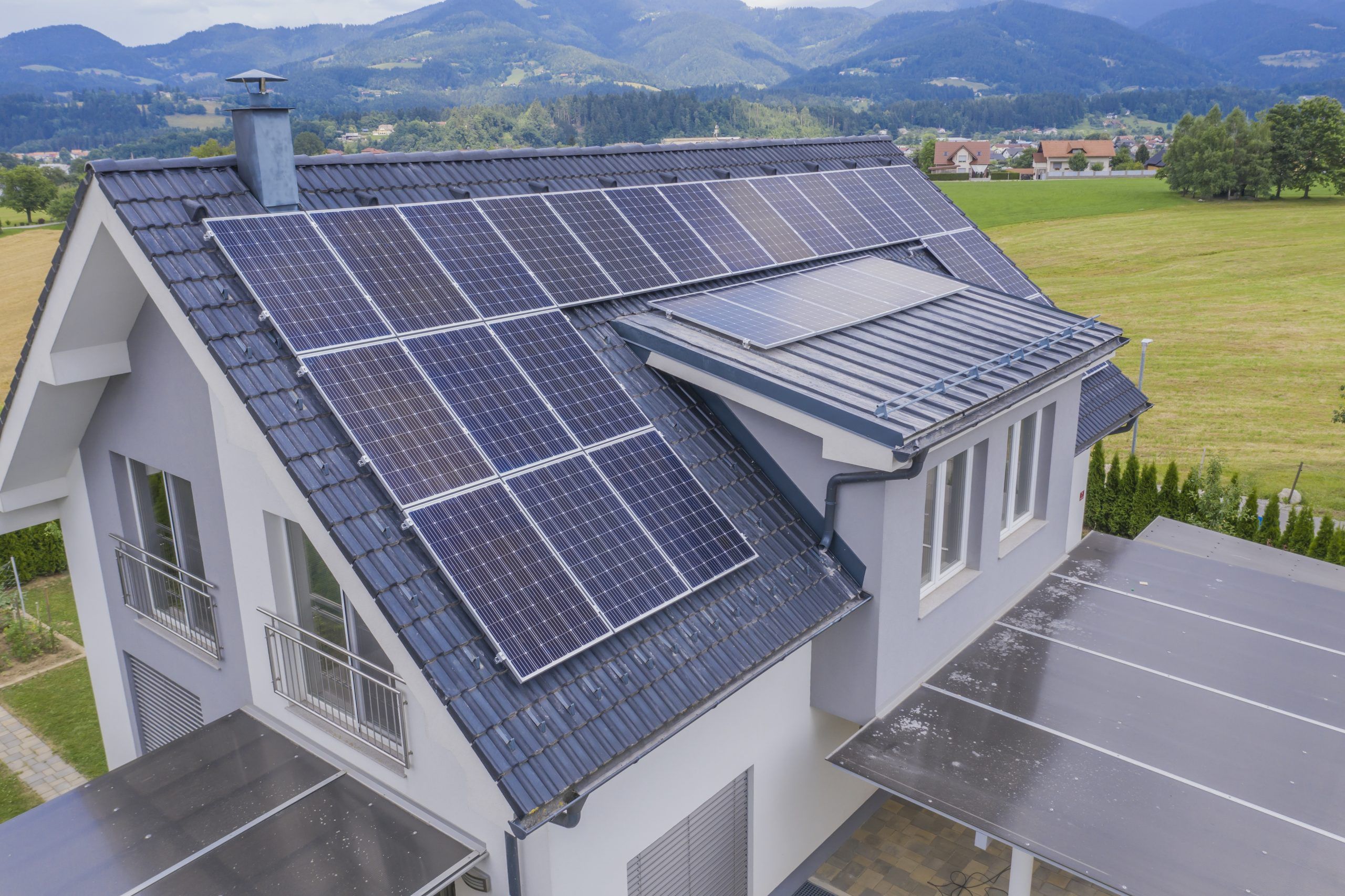Paneles solares fotovoltaicos instalados en techo de vivienda en Buenos Aires