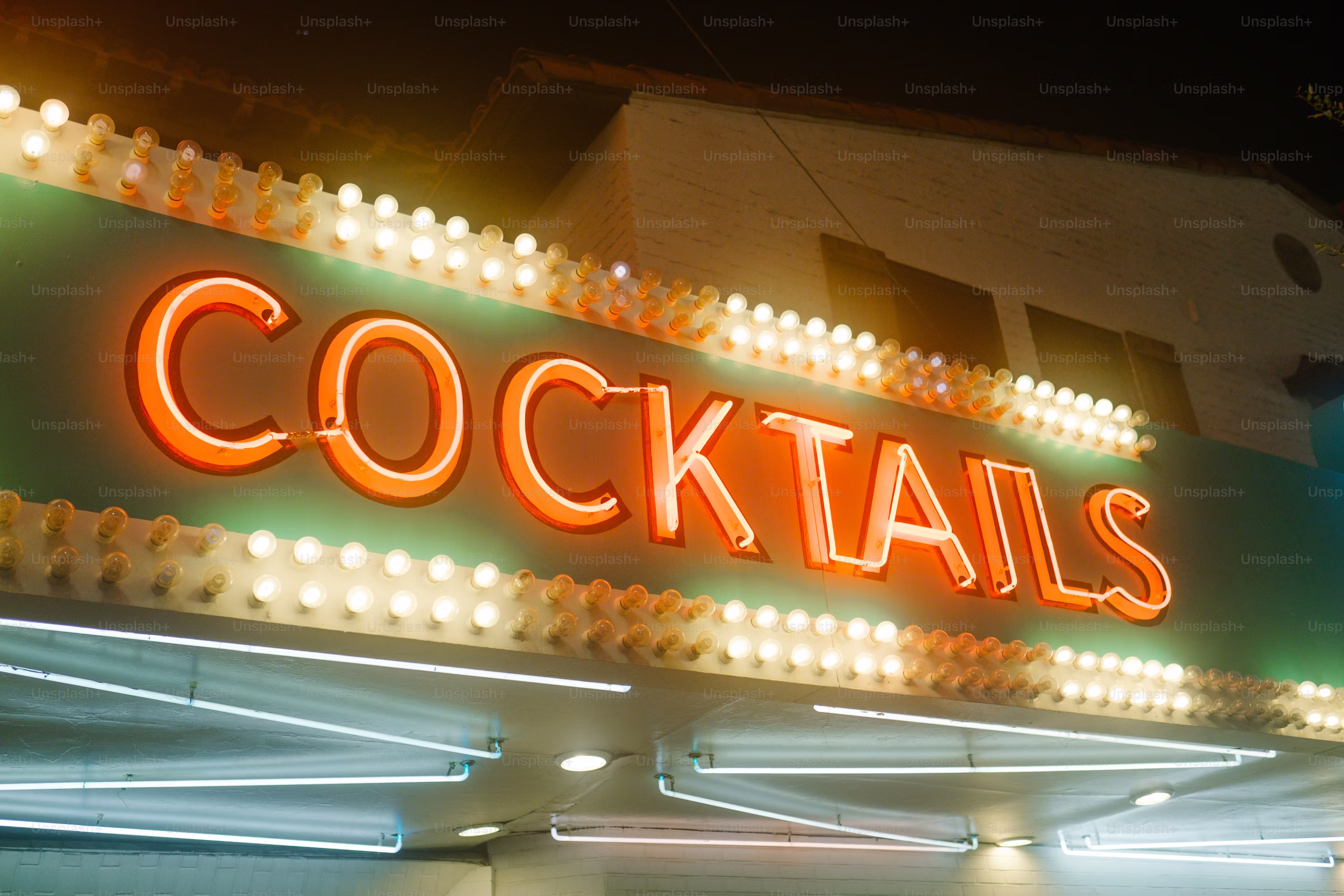 Cartel neón retro para cocktail bar exterior