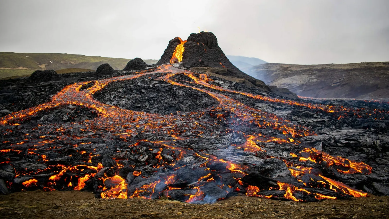 Campo de lava vulcânica na Islândia com rios de magma