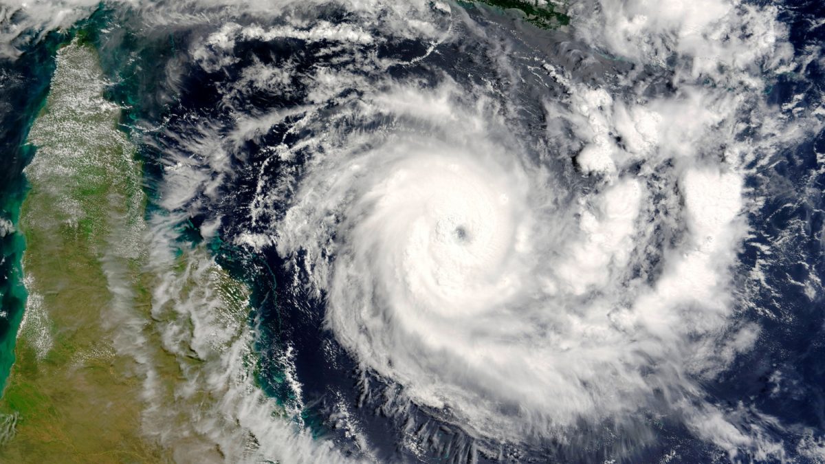 Imagem de satélite mostrando formação de ciclone extratropical na costa brasileira em agosto de 2026