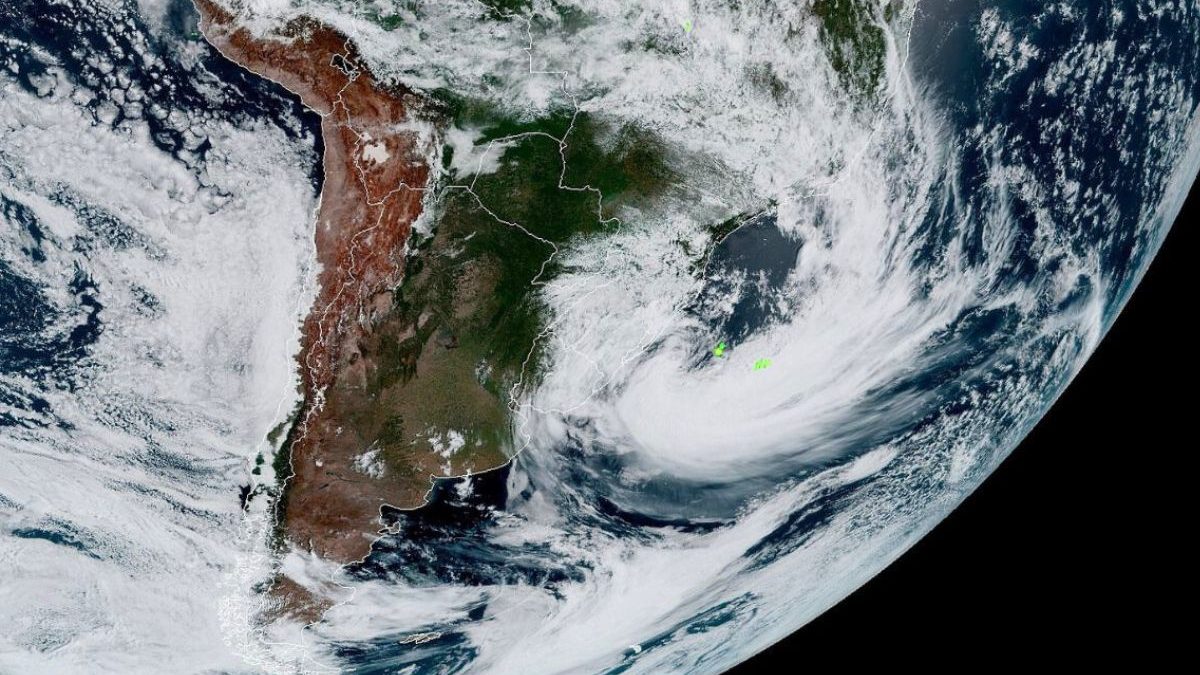 Imagem de satélite mostrando ciclone extratropical se aproximando da costa sul-americana em 2026