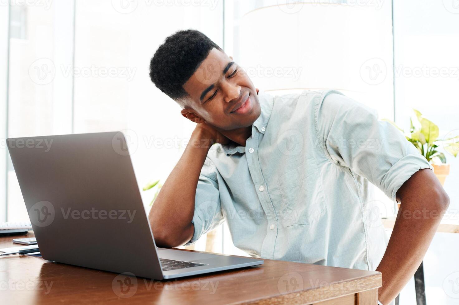 Pessoa com desconforto no pescoço durante o trabalho no computador