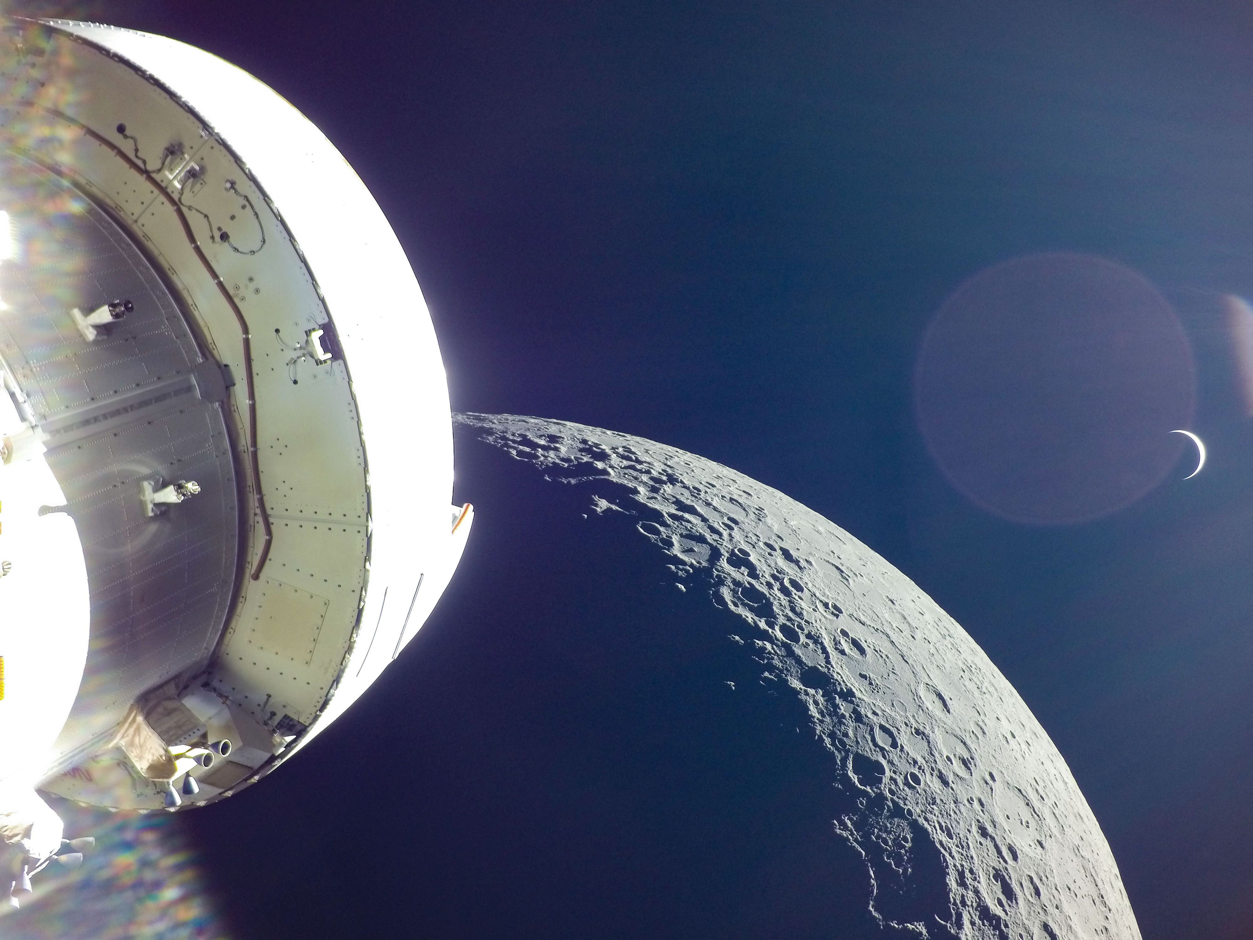 Lua vista da órbita mostrando o horizonte lunar e o espaço ao fundo