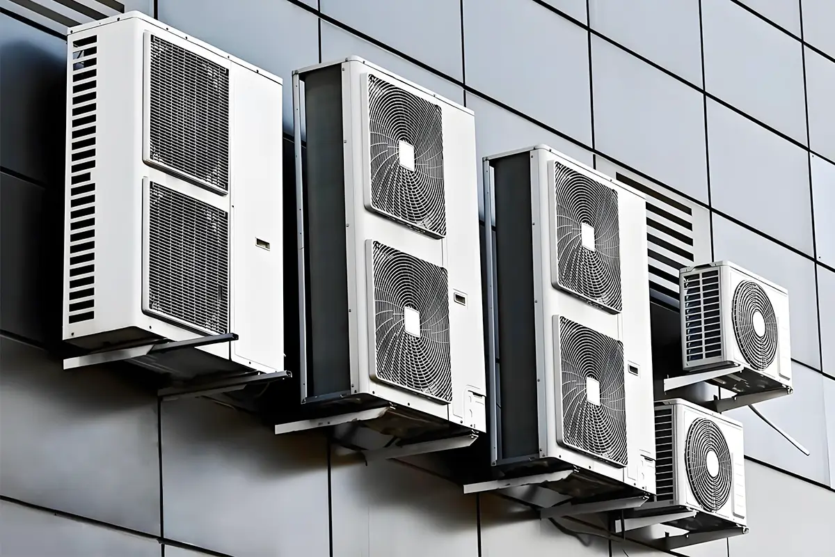 Múltiples unidades exteriores de climatización en fachada de Buenos Aires