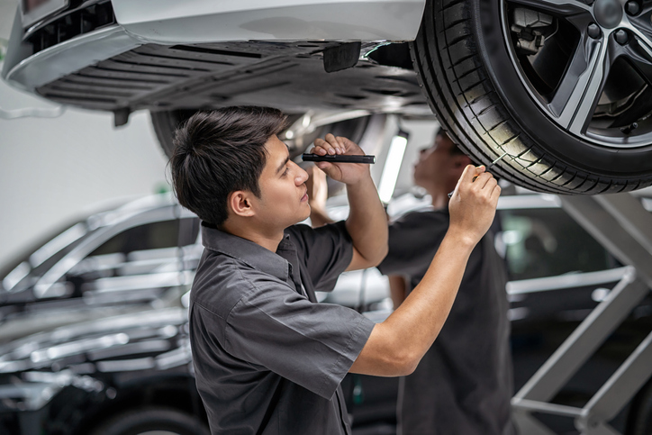 Mecánico profesional trabajando en AutoCat Motors