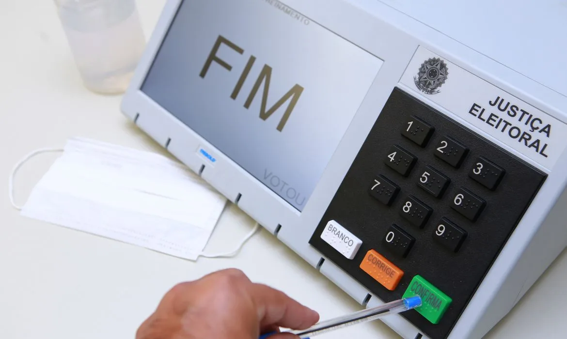 Urna eletrônica da Justiça Eleitoral com tela exibindo a palavra FIM durante votação nas eleições de 2026
