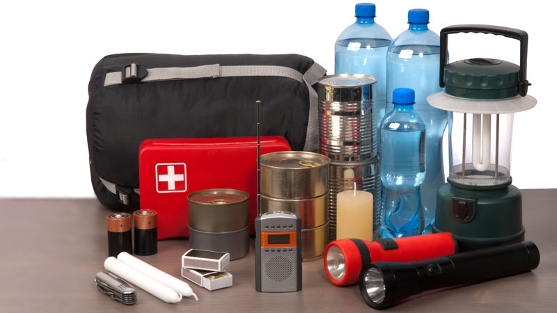 Kit de emergência completo com lanterna água e primeiros socorros