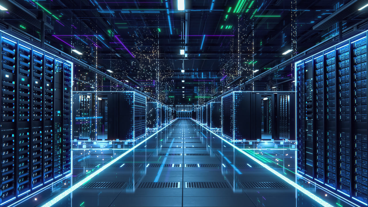 Corredor de servidores de um data center que abriga sistemas de inteligência artificial